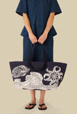 Carrier Bag di Inoui Editions impreziosita dall'emblematica stampa "Fontainebleau" Blue Marine