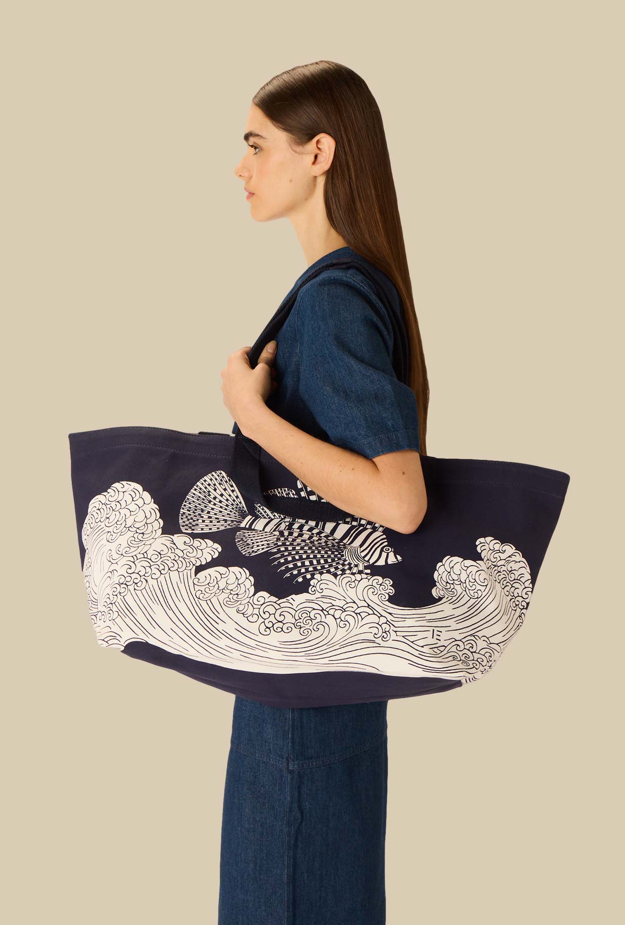 Carrier Bag di Inoui Editions impreziosita dall'emblematica stampa "Fontainebleau" Blue Marine