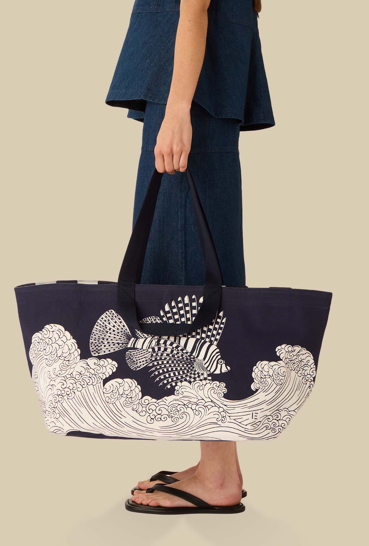 Carrier Bag di Inoui Editions impreziosita dall'emblematica stampa "Fontainebleau" Blue Marine
