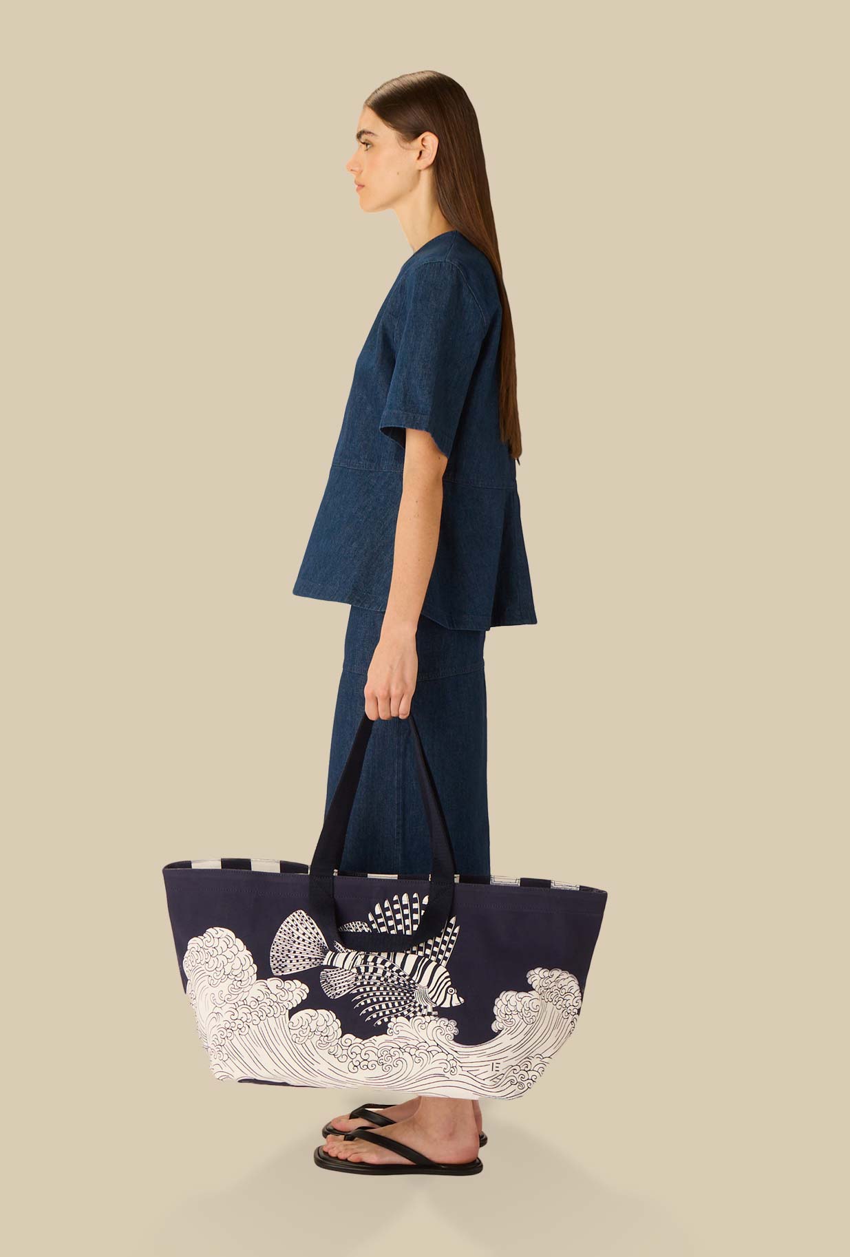 Carrier Bag di Inoui Editions impreziosita dall'emblematica stampa "Fontainebleau" Blue Marine