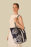 Shopping Totebag con manici regolabili in cotone e dettagli metallici di Inoui Editions Blue Navy