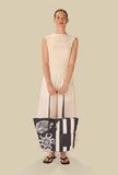 Shopping Totebag con manici regolabili in cotone e dettagli metallici di Inoui Editions Blue Navy