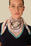  Foulard Carrè Chance di Inoui Editions nella delicata nuance Parma 