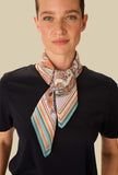  Foulard Carrè Chance di Inoui Editions nella delicata nuance Parma 