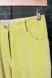 Pantalone Flare della Maison Justmine in velluto Corduro di color Acid Yellow da donna
