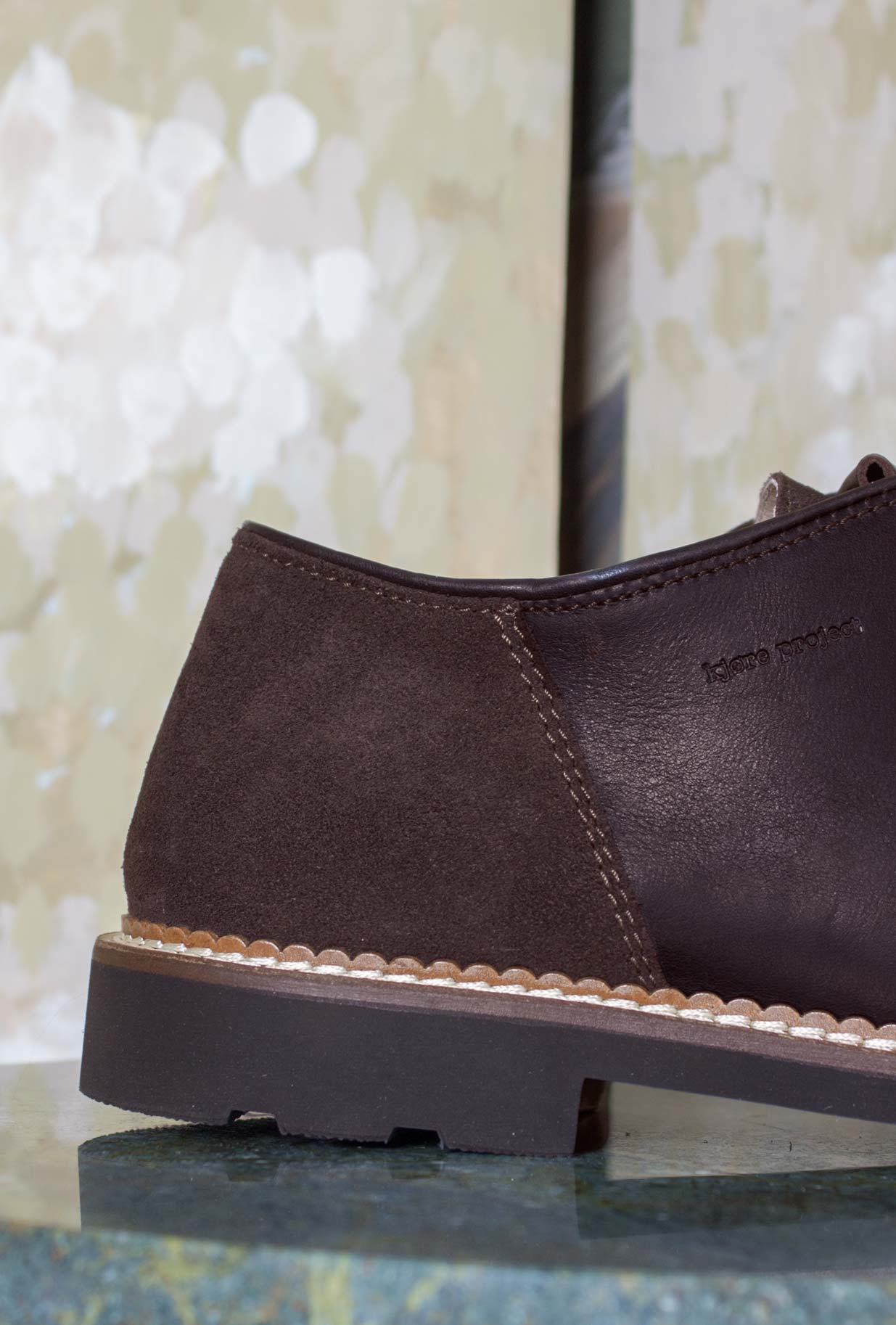 Scarpa Paraboot Echelondi Kjore Project è realizzata in pregiata pelle neozelandese e suede color Brown da Uomo