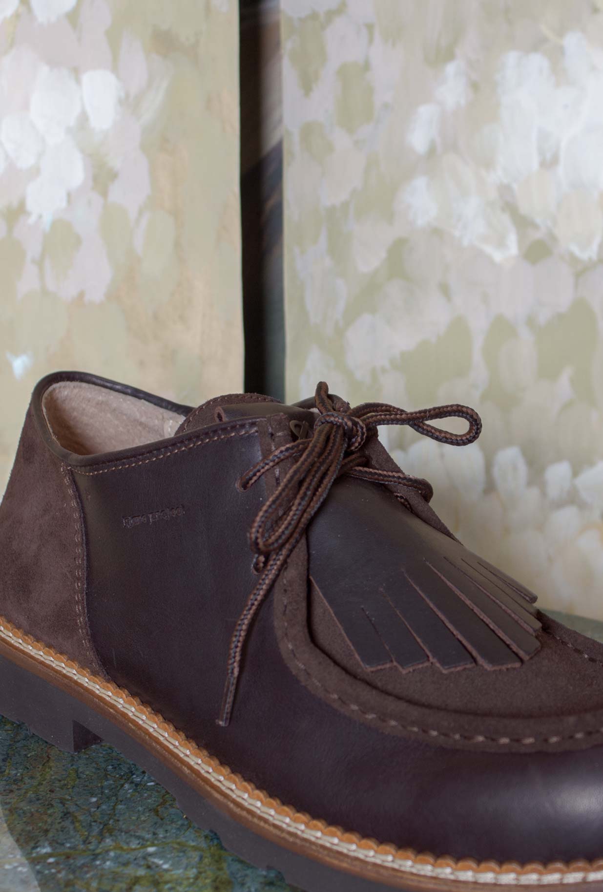 Scarpa Paraboot Echelondi Kjore Project è realizzata in pregiata pelle neozelandese e suede color Brown da Uomo