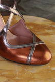 décolleté tacco 080 in stile retrò della maison La belle in pelle mettallizzata rust bronce