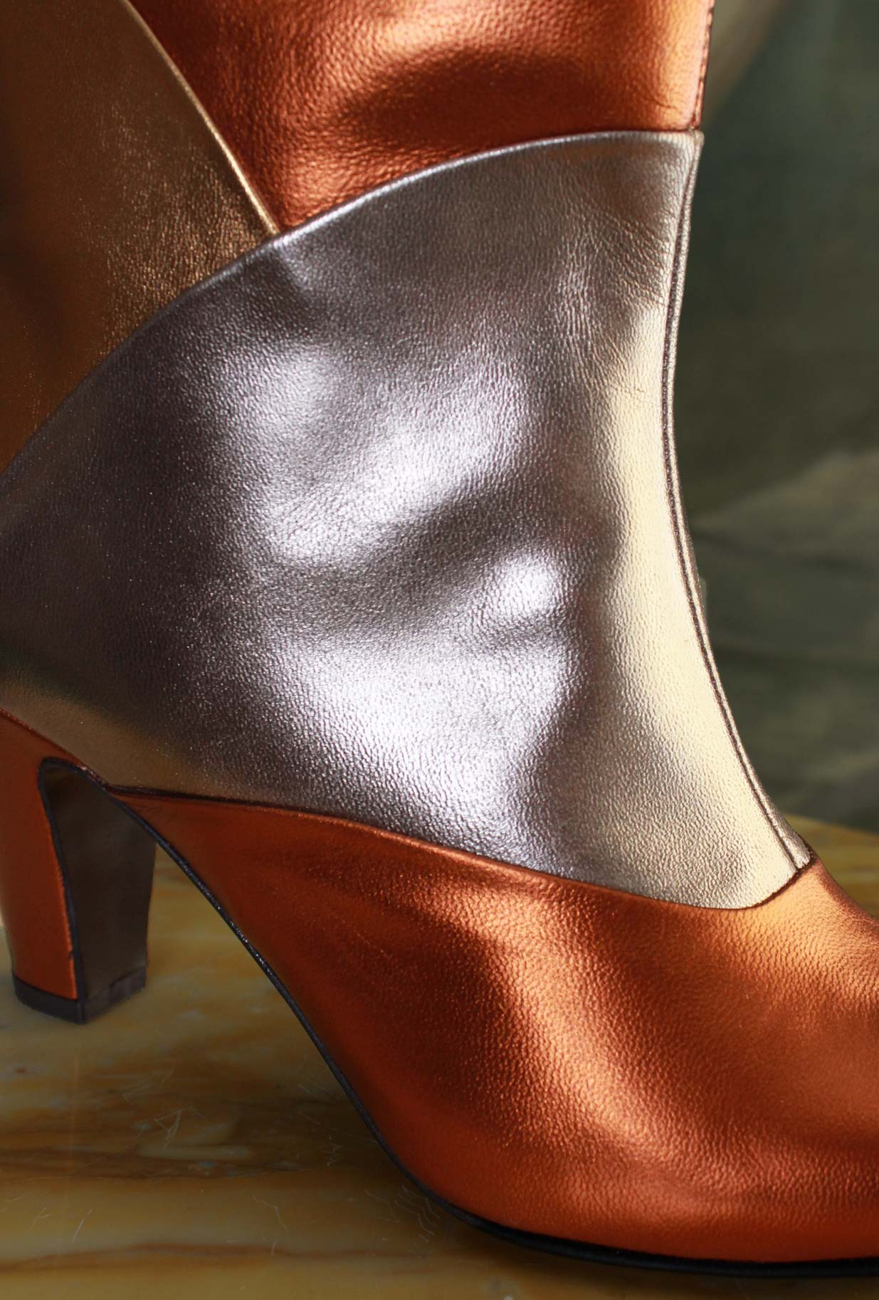 stivaletto retro con tacco tango 065 di La Belle in pelle patchwork metallic rust bronce