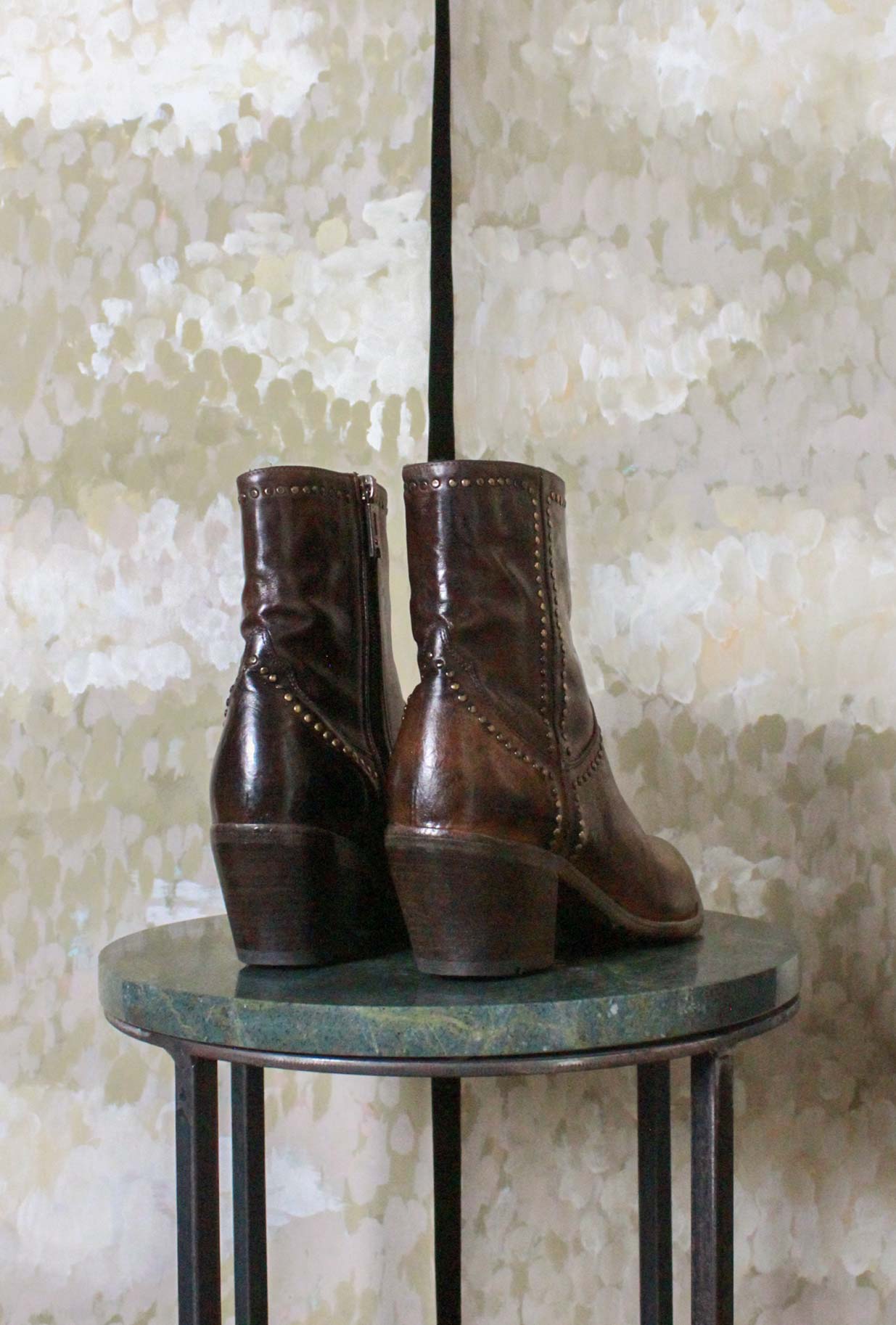 Stivaletto Ranch Tecla Studs western  realizzato in pregiata Pelle Bovina Anticata  tonalità Corteccia da Donna