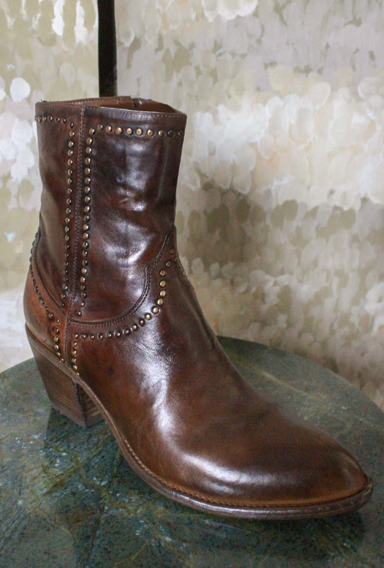 Stivaletto Ranch Tecla Studs western  realizzato in pregiata Pelle Bovina Anticata  tonalità Corteccia da Donna