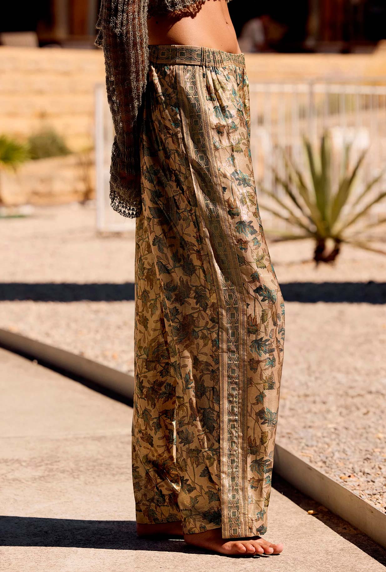 Pantalone Gianni firmato Mes Demoiselles Paris realizzato in viscosa nella luminosa fantasia Golden Garden da Donna