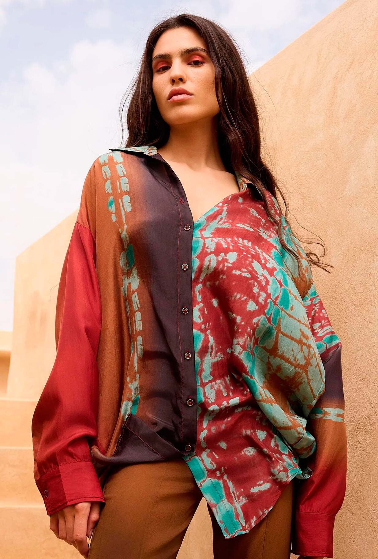 Plis Over-Shirt di Mes Demoiselles Paris realizzata in morbida e leggera seta nel vivace motivo Psychedelic Sunrise da Donna