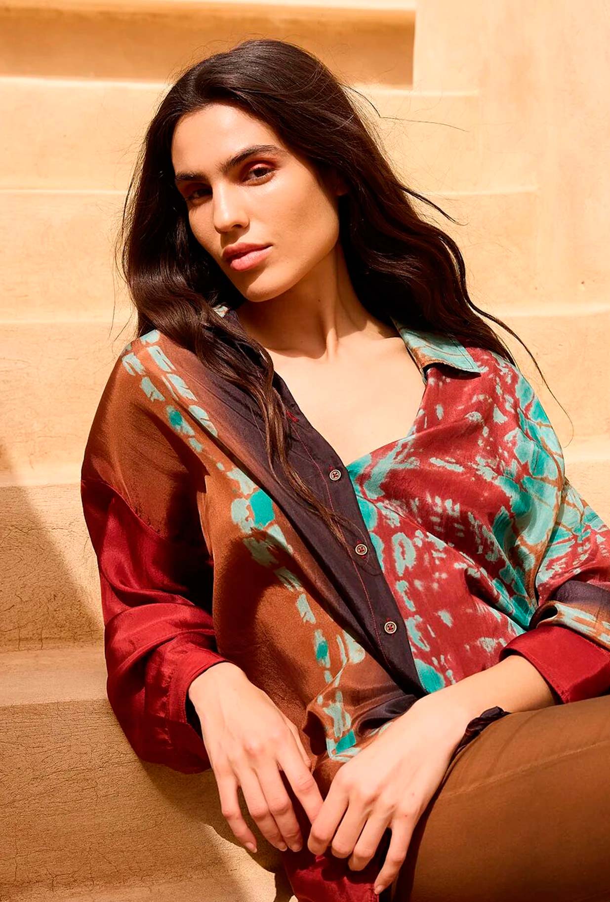 Plis Over-Shirt di Mes Demoiselles Paris realizzata in morbida e leggera seta nel vivace motivo Psychedelic Sunrise da Donna