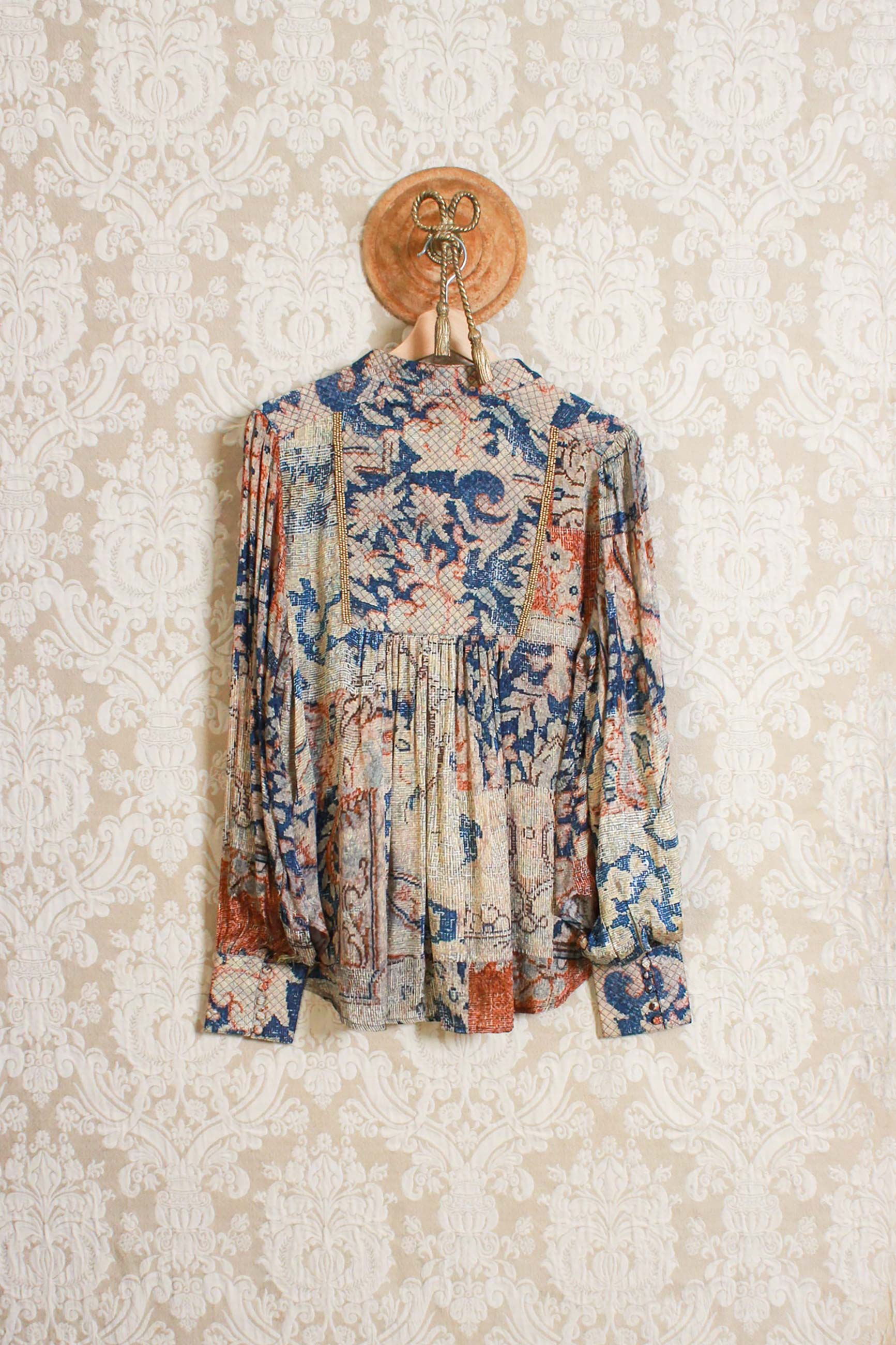 Blusa in pregiata viscosa della maison mes demoiselles paris stampa tapis nomad ss24