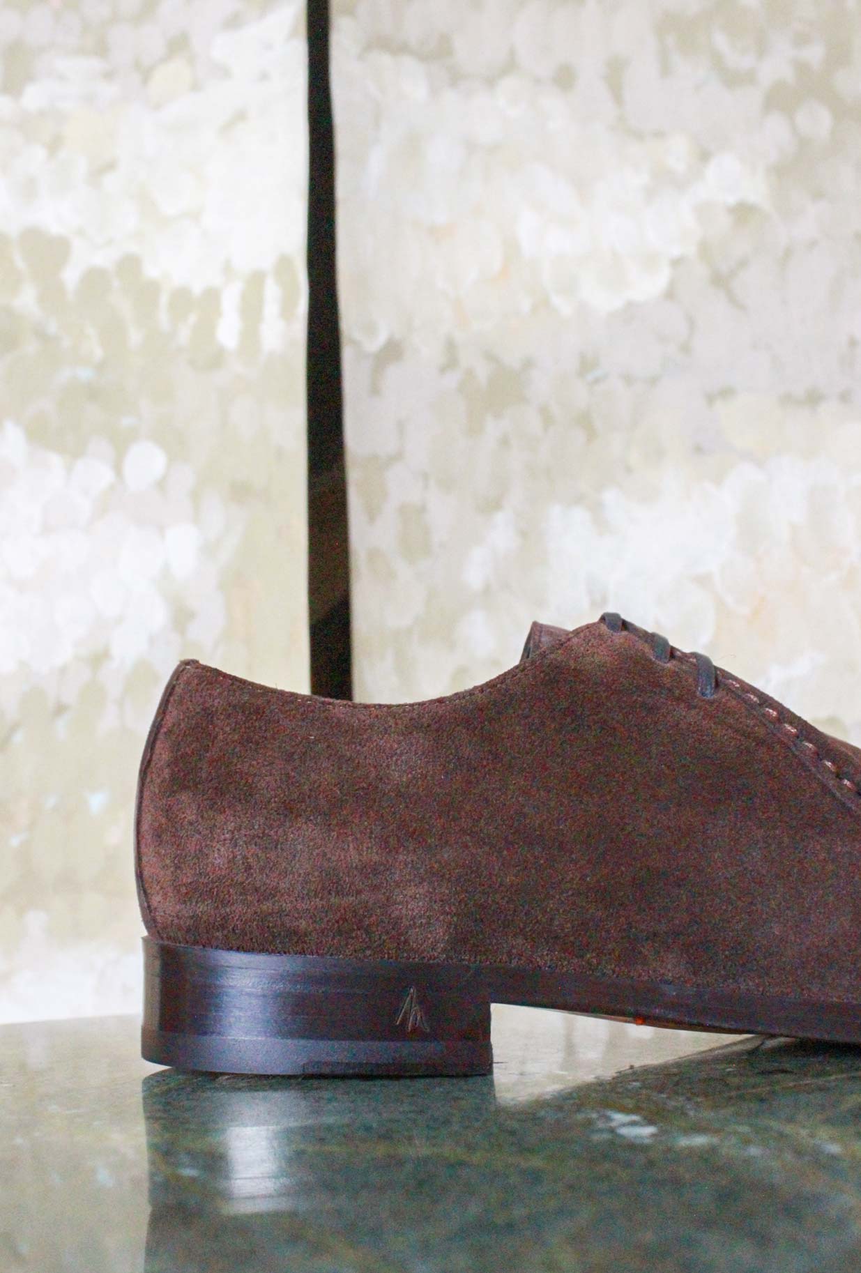 Scarpa Stringata Japan firmata Morgillo realizzata in suede nella tonalità Testa di Moro