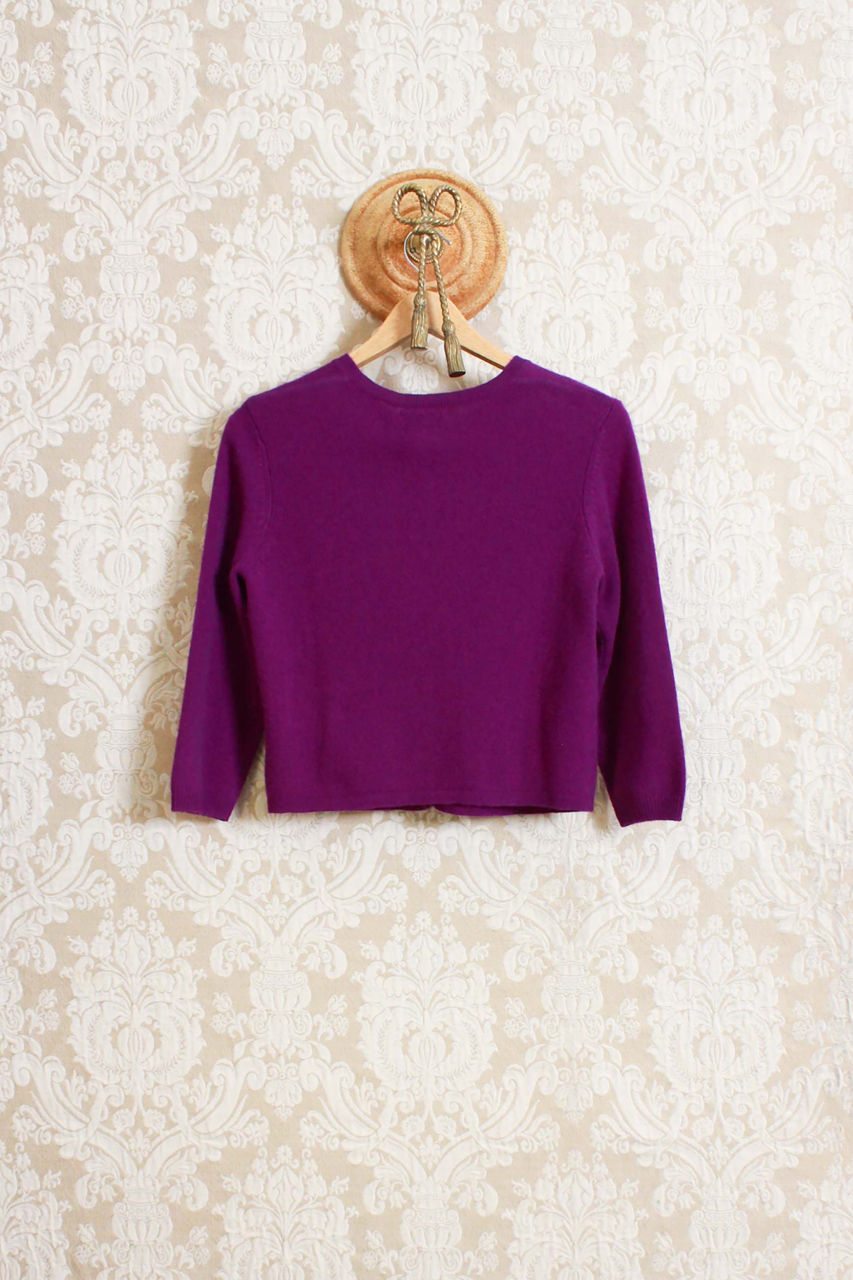 Cardigan stile anni 60 in cashmere color violet della maison niù fashion