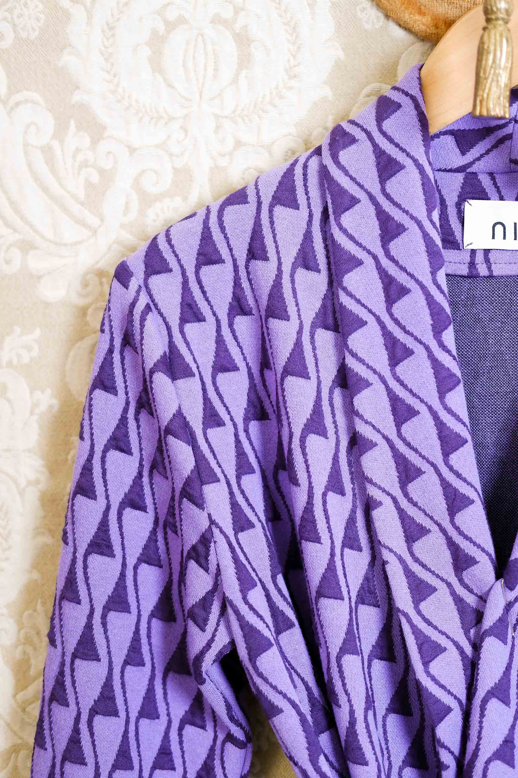 Maglia allacciata con fusciacca in jacquard violet della maison Niù
