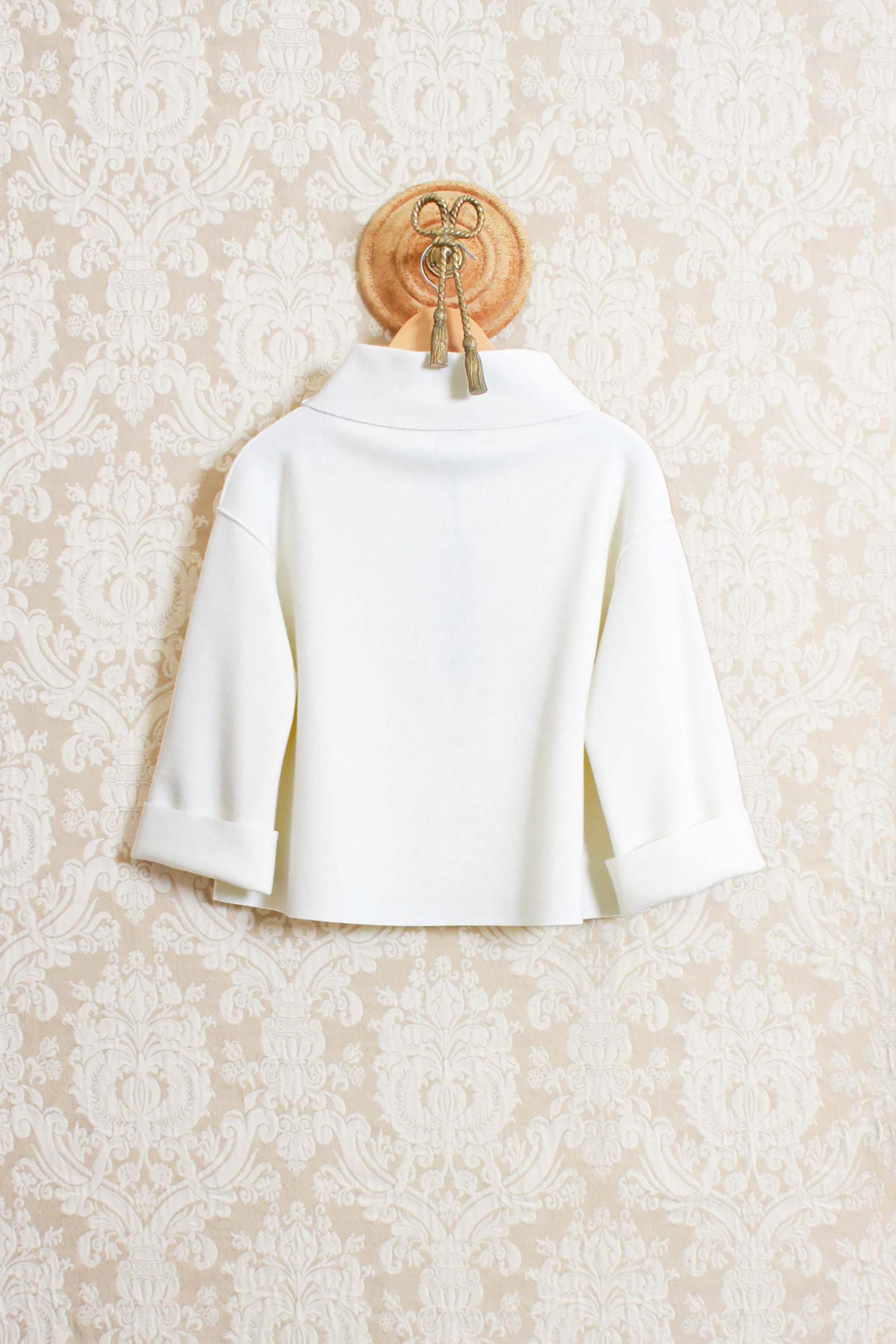 Maglia cappetta in morbido panno di lana color white yeso della maison niu fashion