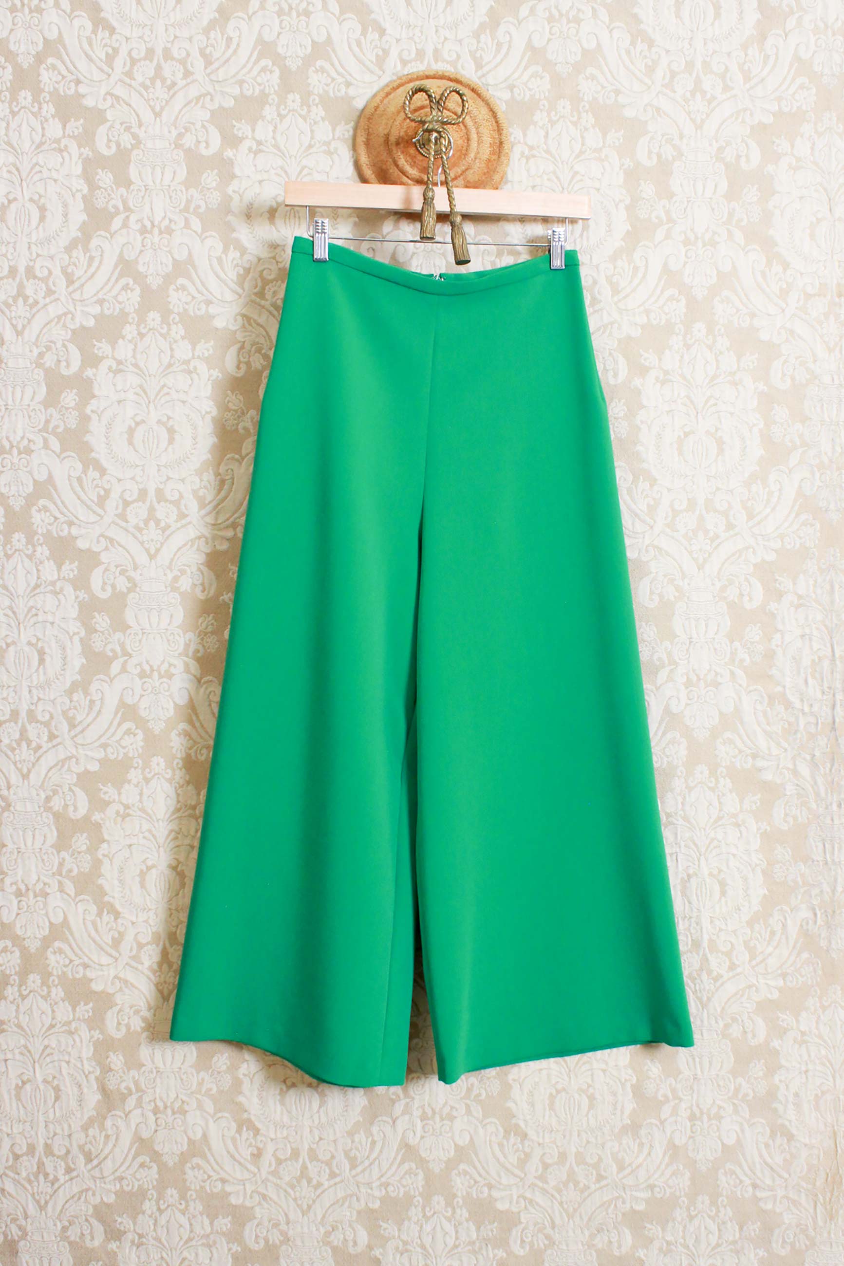 Pantalone cropped in tessuto techno wool della maison niù color verde muna smerald