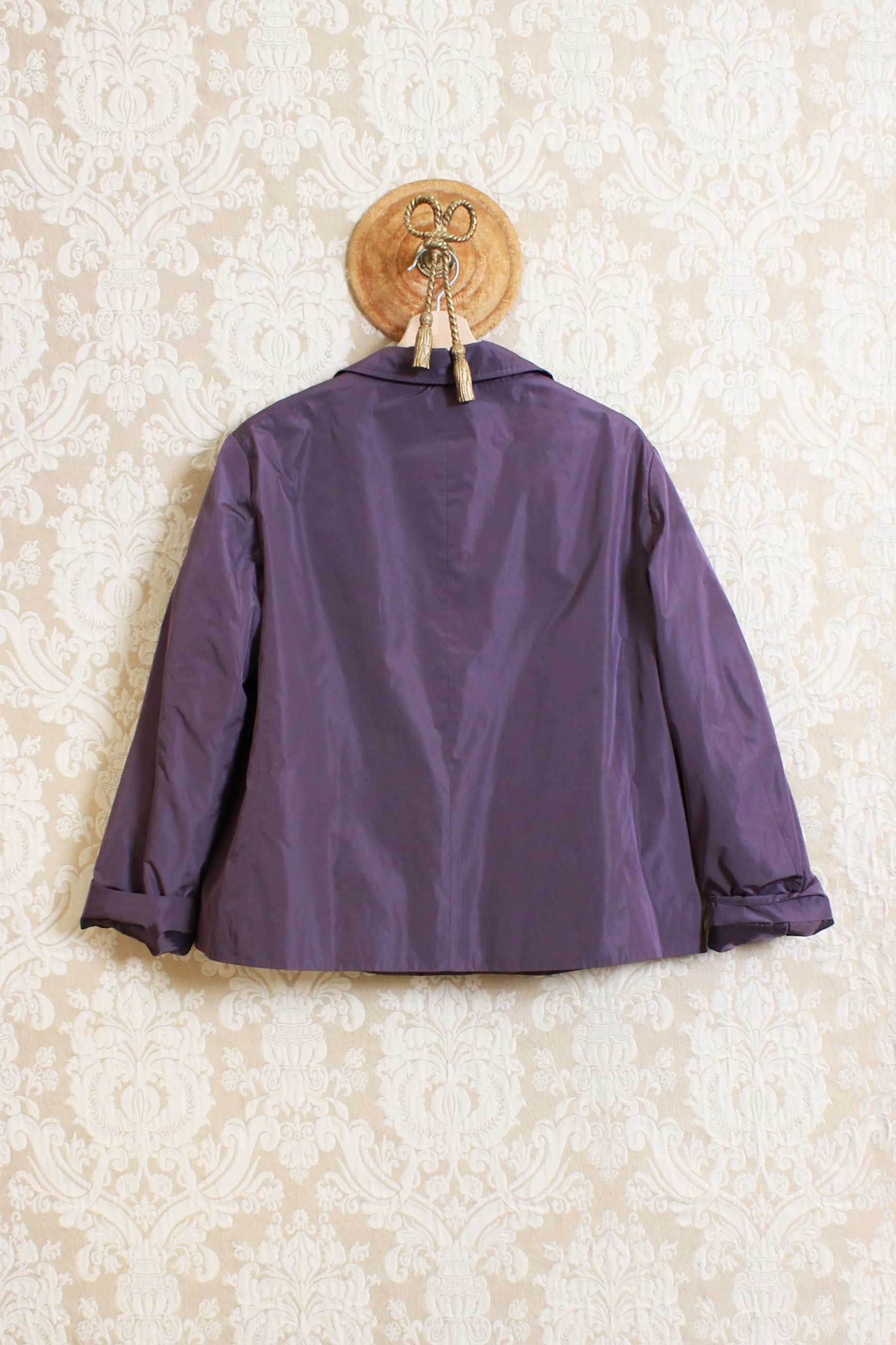 Giacca scatoletta in nylon della maison niù taglio cropped color purple violeta