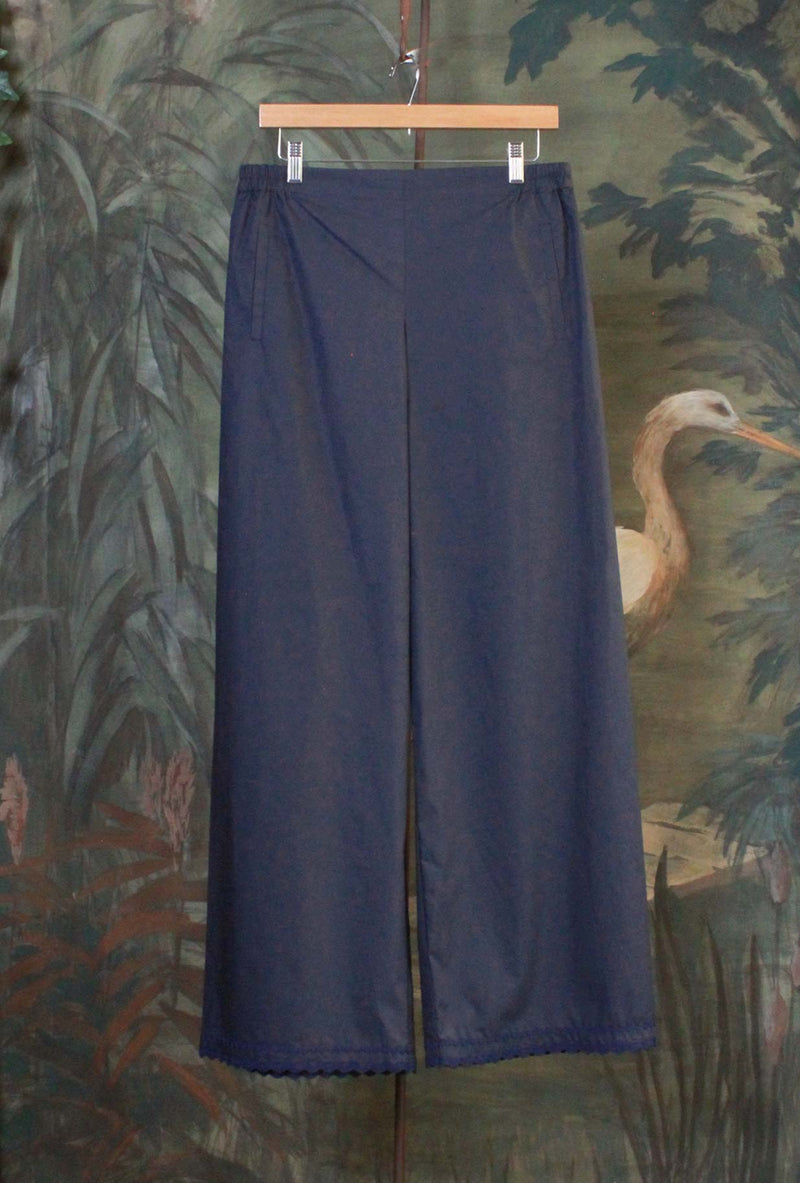 Pantalone Bojan di Niù realizzato in popeline di cotone e nell’inedita fantasia Biru da Donna