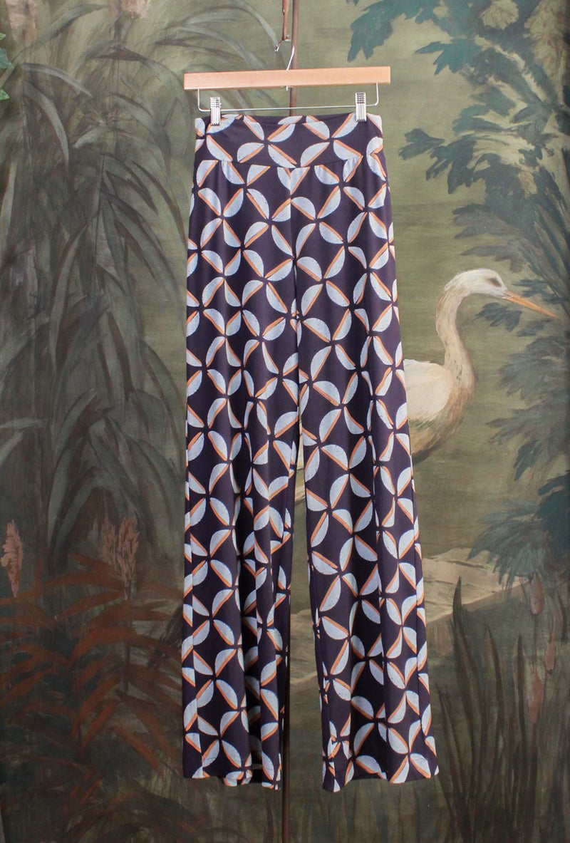 Pantalone Fluid con Baschina in Jersey di Niù, nell’inedita fantasia Biru abstract flowers coniuga fluidità e fascino contemporaneo