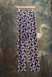 Pantalone Fluid con Baschina in Jersey di Niù, nell’inedita fantasia Biru abstract flowers coniuga fluidità e fascino contemporaneo
