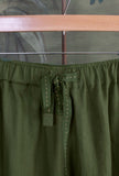 Pantalone Palazzo con Coulisse di Niù, viene proposto nell’intensa tonalità Jungle