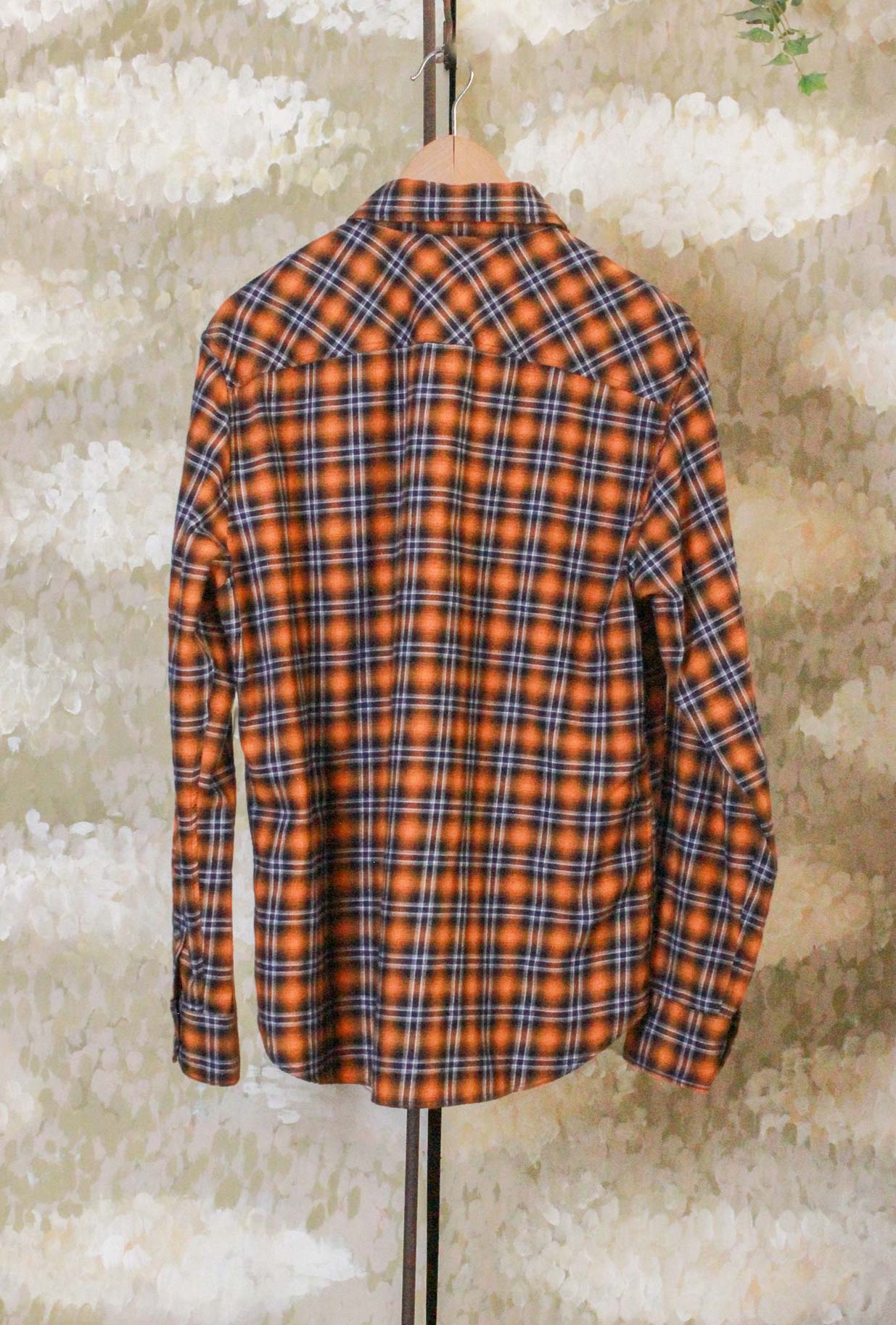 Tartan incontra un’estetica contemporanea nella nuova Camicia Tripi di Officina 36 realizzata in morbida flanella nella calda tonalità Orange da Uomo
