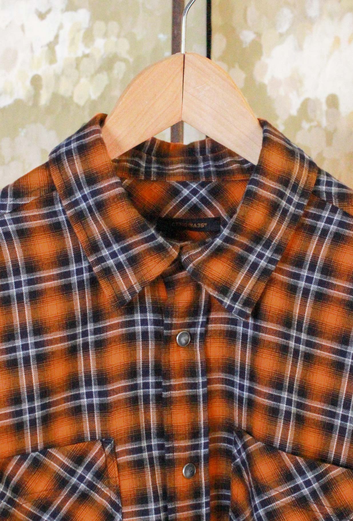 Tartan incontra un’estetica contemporanea nella nuova Camicia Tripi di Officina 36 realizzata in morbida flanella nella calda tonalità Orange da Uomo