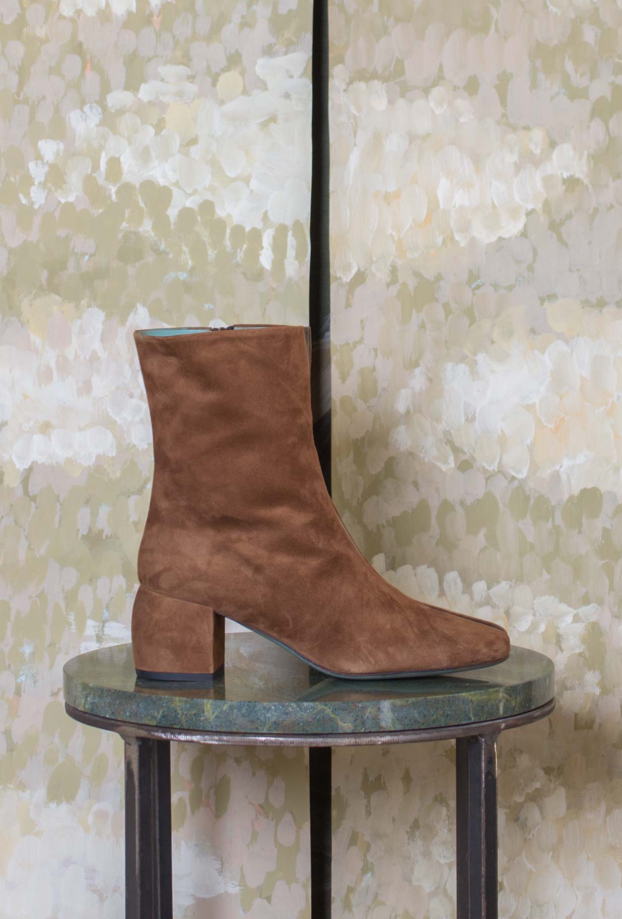 Stivaletto Amberly 70’s di Paola D’Arcano realizzato in suede nella sofisticata tonalità Sigaro-Black da Donna