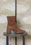 Stivaletto Amberly 70’s di Paola D’Arcano realizzato in suede nella sofisticata tonalità Sigaro-Black da Donna
