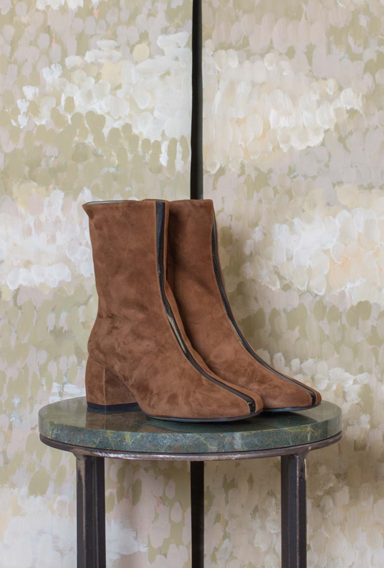 Stivaletto Amberly 70’s di Paola D’Arcano realizzato in suede nella sofisticata tonalità Sigaro-Black da Donna