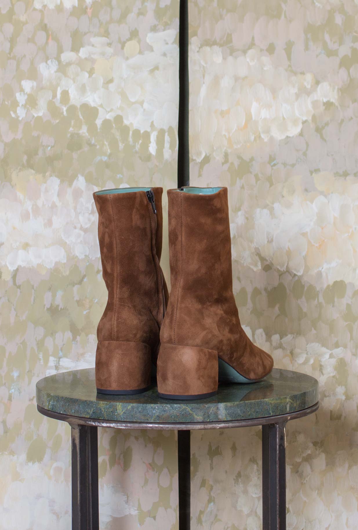 Stivaletto Amberly 70’s di Paola D’Arcano realizzato in suede nella sofisticata tonalità Sigaro-Black da Donna