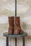 Stivaletto Amberly 70’s di Paola D’Arcano realizzato in suede nella sofisticata tonalità Sigaro-Black da Donna