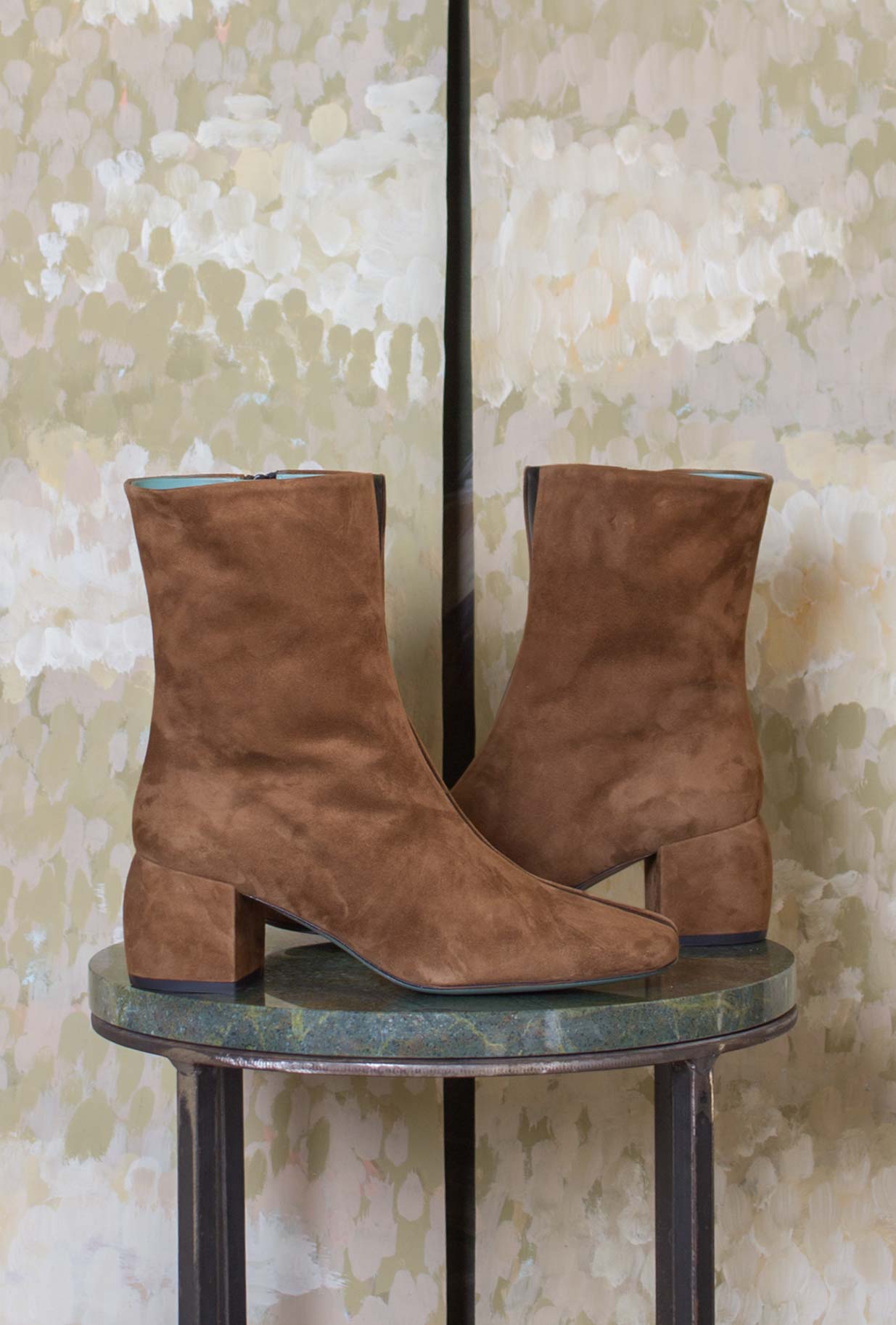 Stivaletto Amberly 70’s di Paola D’Arcano realizzato in suede nella sofisticata tonalità Sigaro-Black da Donna