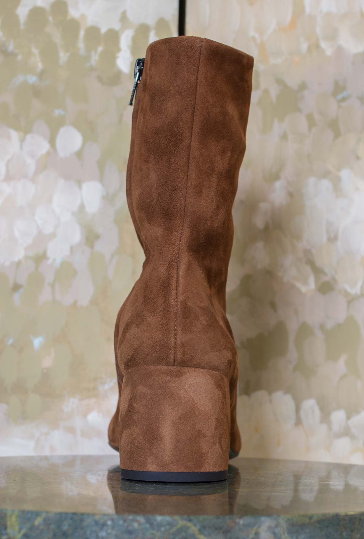 Stivaletto Amberly 70’s di Paola D’Arcano realizzato in suede nella sofisticata tonalità Sigaro-Black da Donna