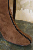 Stivaletto Amberly 70’s di Paola D’Arcano realizzato in suede nella sofisticata tonalità Sigaro-Black da Donna