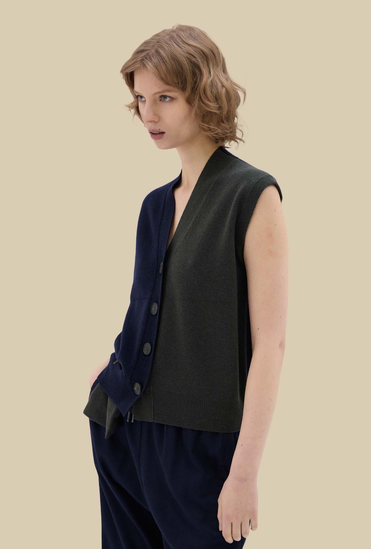 Cardigan Smanicato Bicolor di Phisique du Role realizzato in un soffice filato Air Cashmere nella profonda tonalità Dark Green da Donna