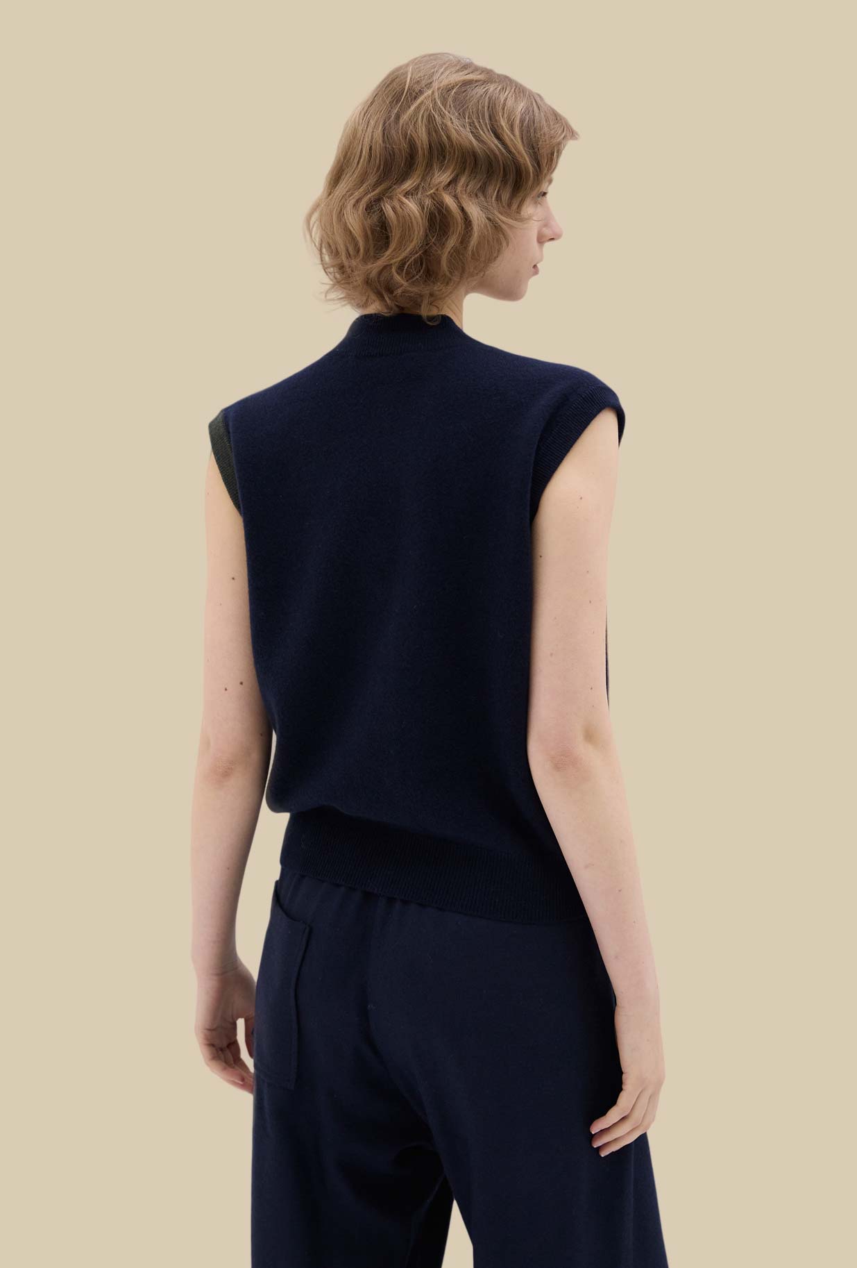 Cardigan Smanicato Bicolor di Phisique du Role realizzato in un soffice filato Air Cashmere nella profonda tonalità Dark Green da Donna