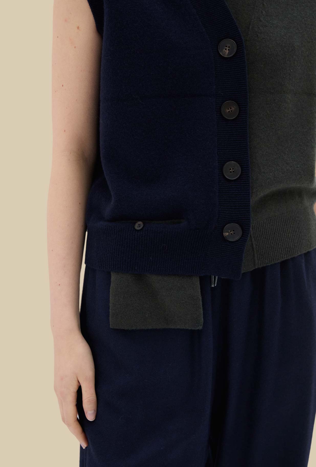 Cardigan Smanicato Bicolor di Phisique du Role realizzato in un soffice filato Air Cashmere nella profonda tonalità Dark Green da Donna
