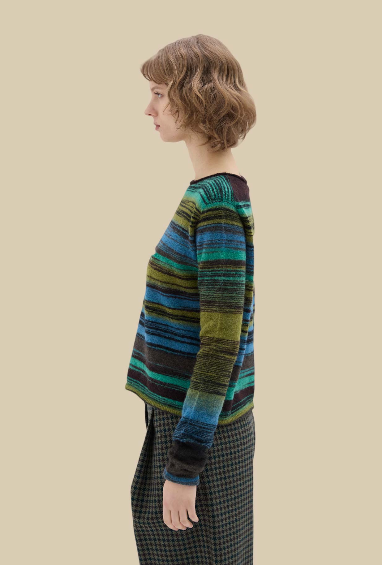Maglia Boxy di Phisique du Role realizzata in pregiato filato di alpaca con motivo a righe nell’inedita tonalità Green da Donna
