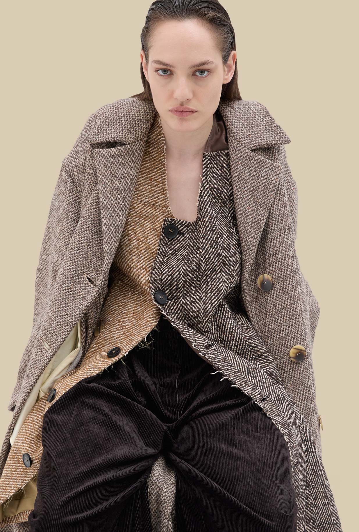 Cappotto di Phisique Du Role realizzato in pregiata lana mouliné nell’inedita tonalità Resca da Donna