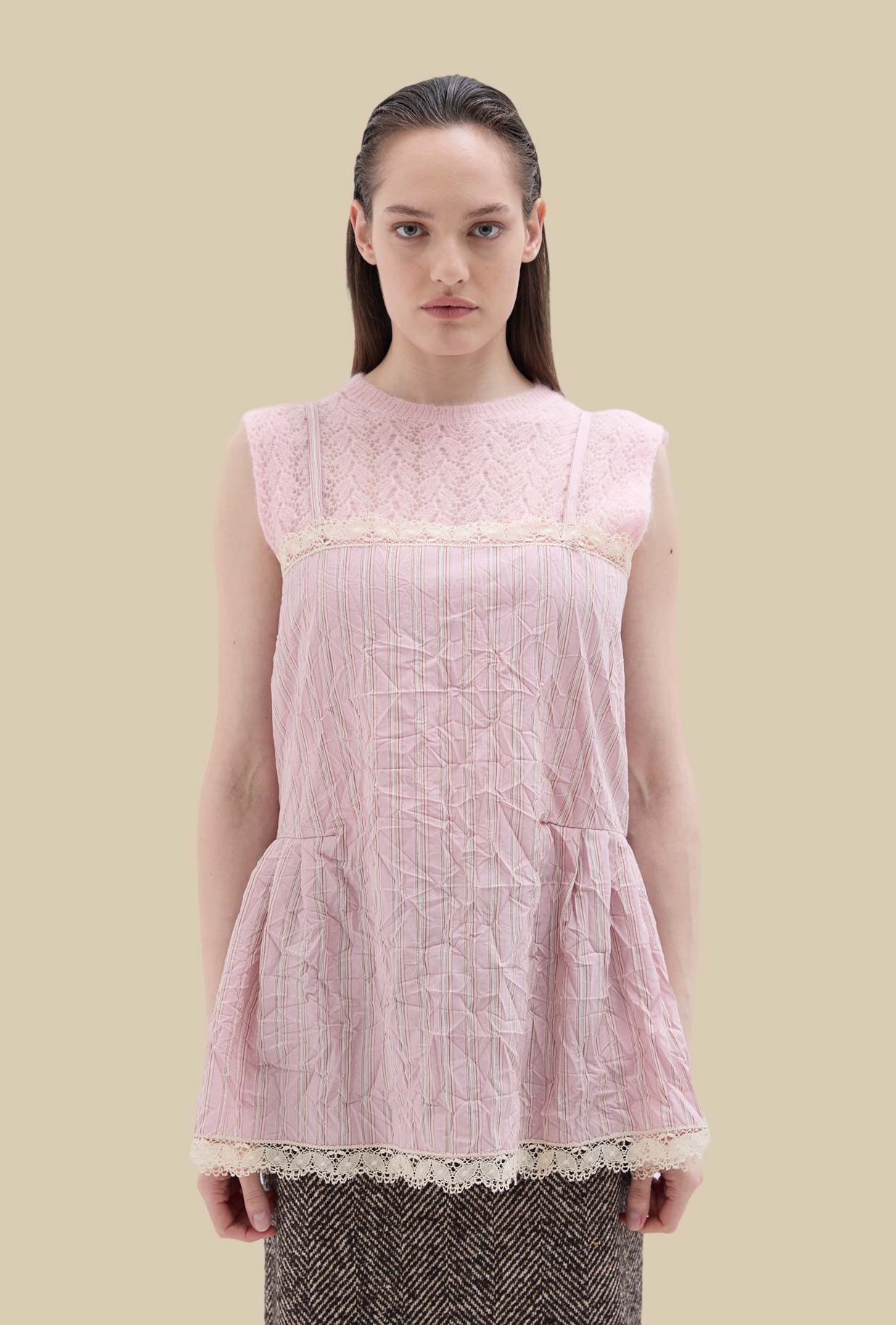 Top Crinkle di Phisique Du Role realizzato in tessuto crinkle dalla raffinata fantasia Regimental Striped nella tenue nuance Pink