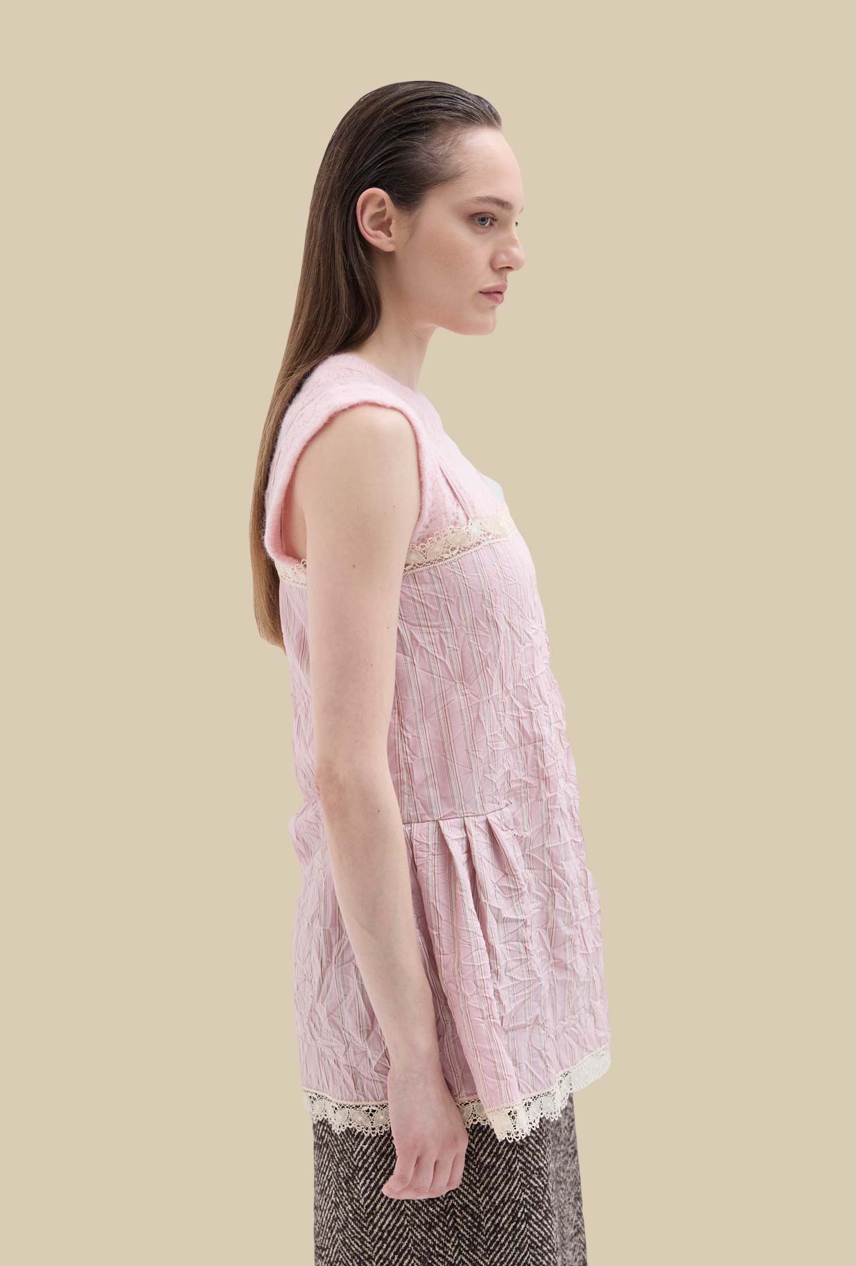 Top Crinkle di Phisique Du Role realizzato in tessuto crinkle dalla raffinata fantasia Regimental Striped nella tenue nuance Pink
