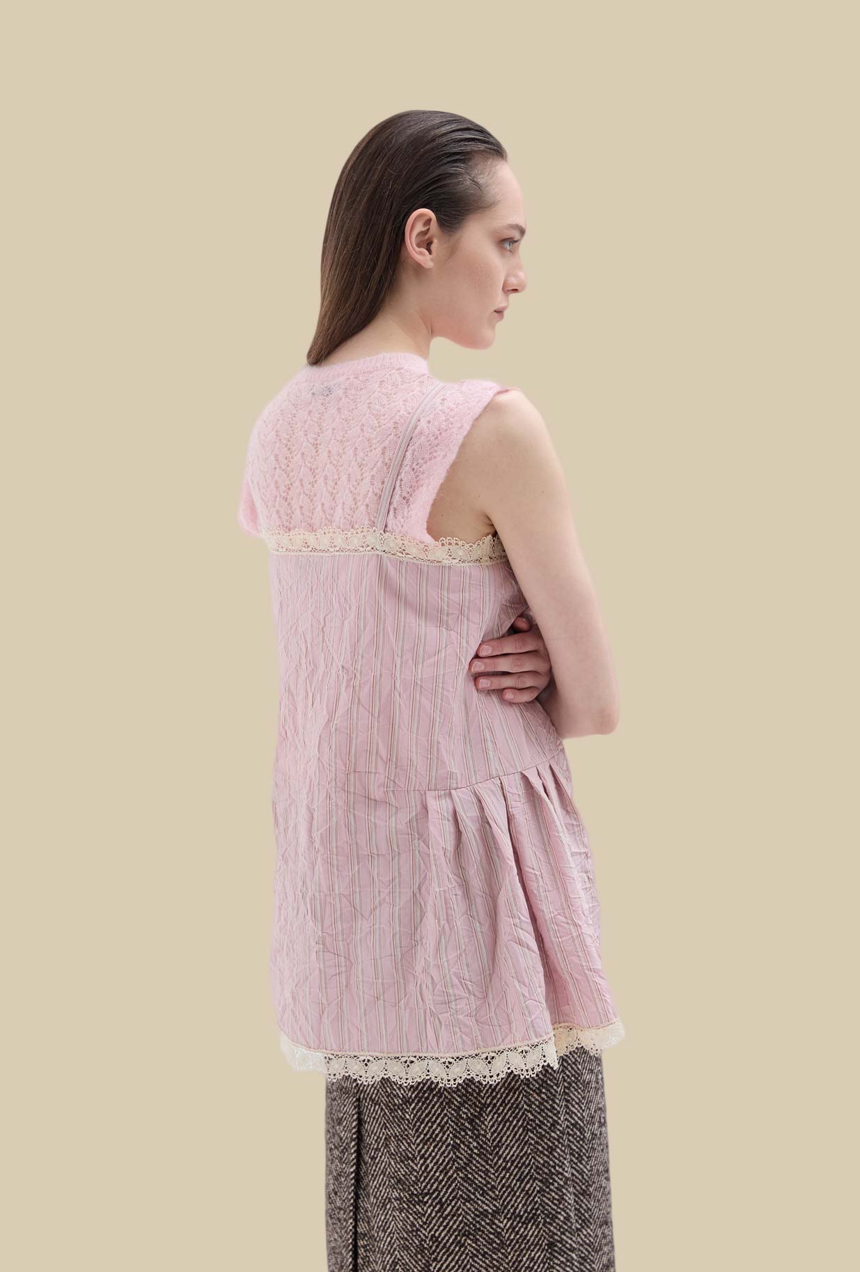 Top Crinkle di Phisique Du Role realizzato in tessuto crinkle dalla raffinata fantasia Regimental Striped nella tenue nuance Pink