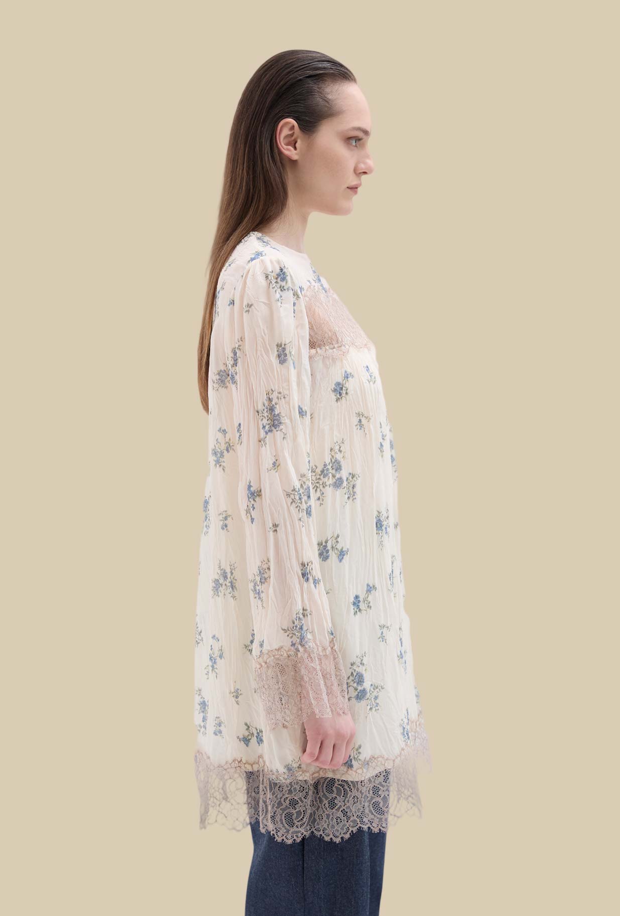 Ironed Pleated Dress di Phisique Du Role realizzato con il delicato motivo floreale Sky Bouquet da Donna