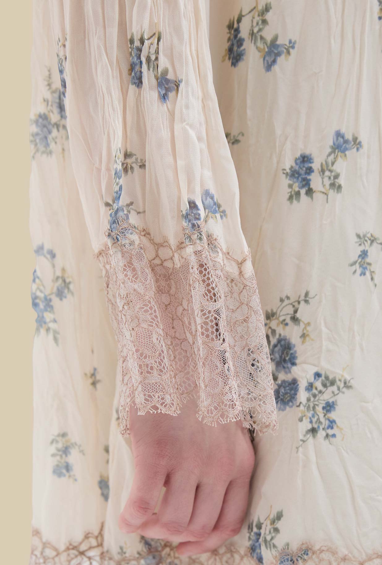 Ironed Pleated Dress di Phisique Du Role realizzato con il delicato motivo floreale Sky Bouquet da Donna