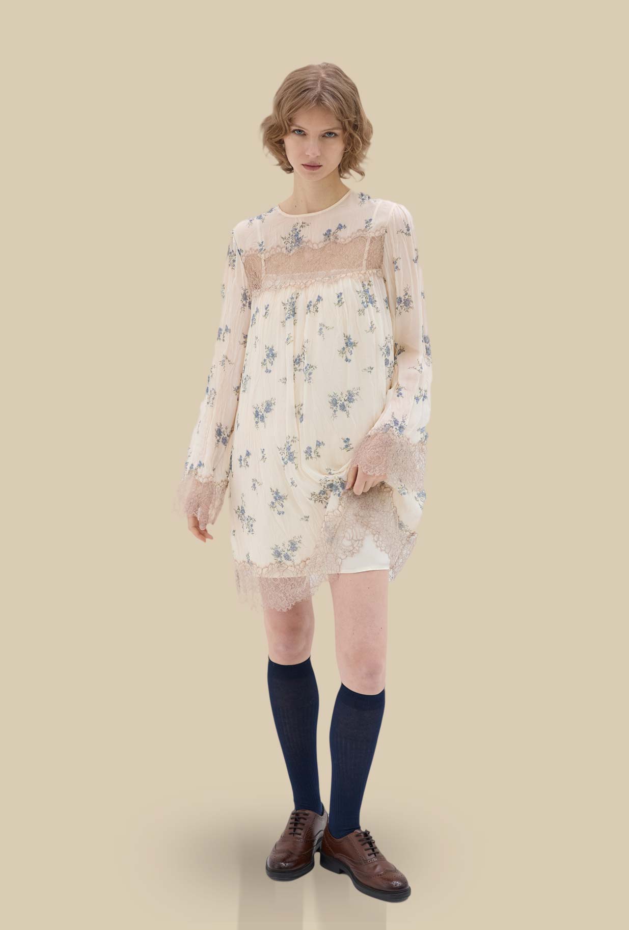 Ironed Pleated Dress di Phisique Du Role realizzato con il delicato motivo floreale Sky Bouquet da Donna